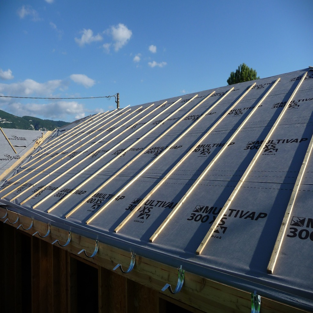 Pose d'un écrand sous toiture